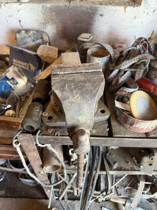 Тески для зажима и тачильный станок