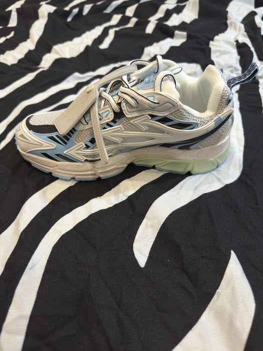 Off White Be Right Back