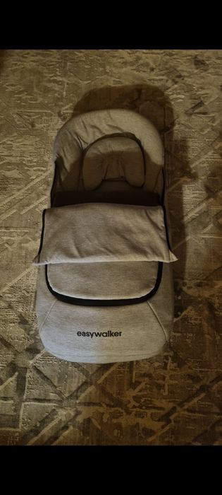 Стульчик для кормления и игры.