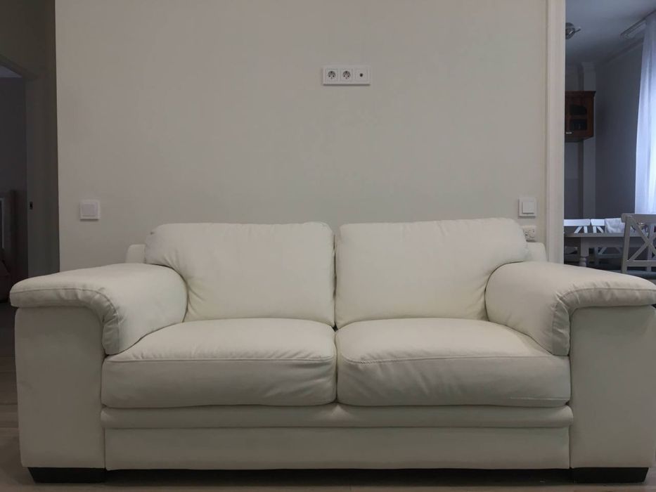 Белый диван из экокожи