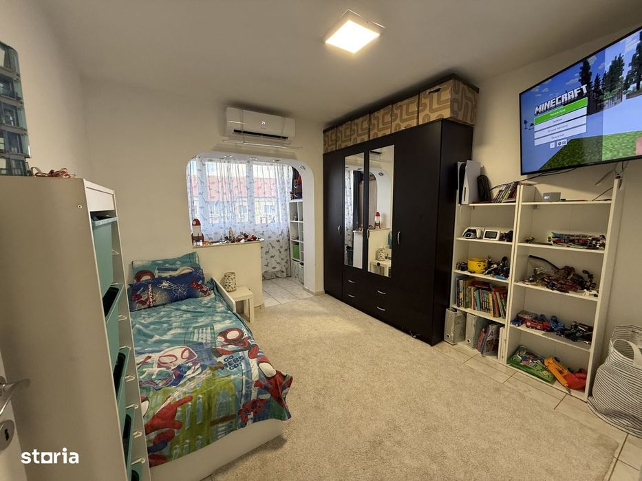 Apartament cu 3 camere, decomandat - Lipovei