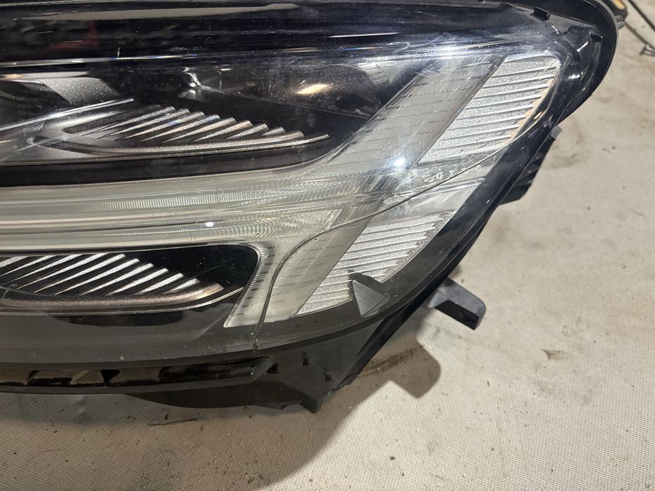 Volvo V60 2018 година Ляв Лед Фар Led