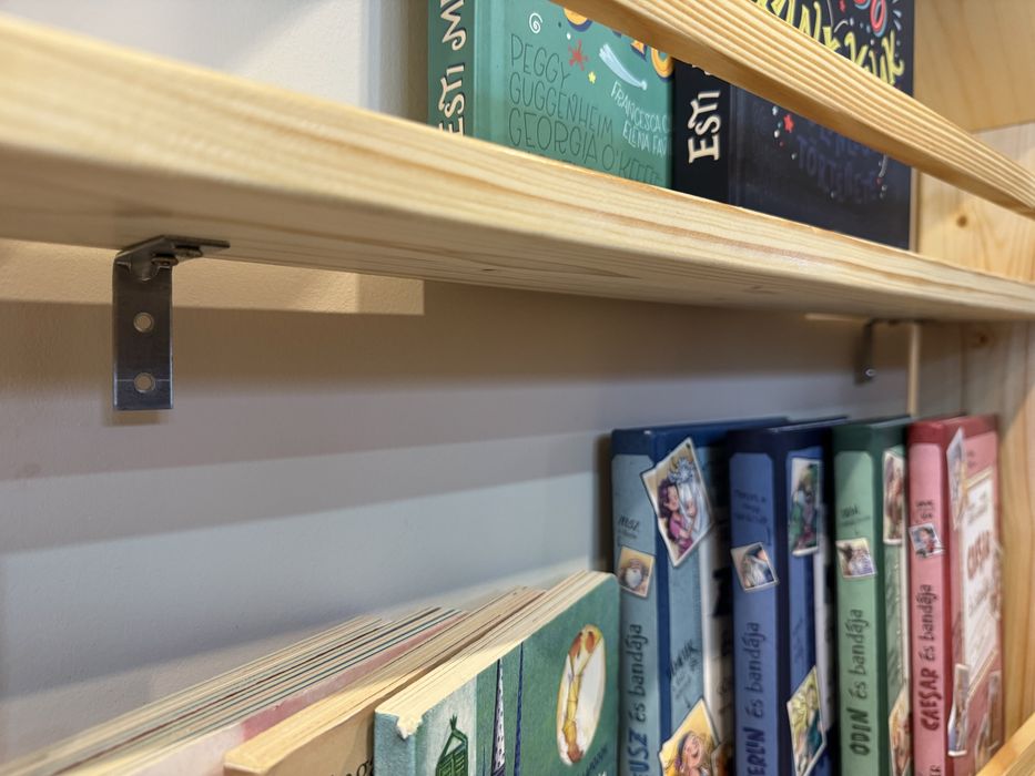 Biblioteca tip Montessori din lemn - raft pentru carti copii