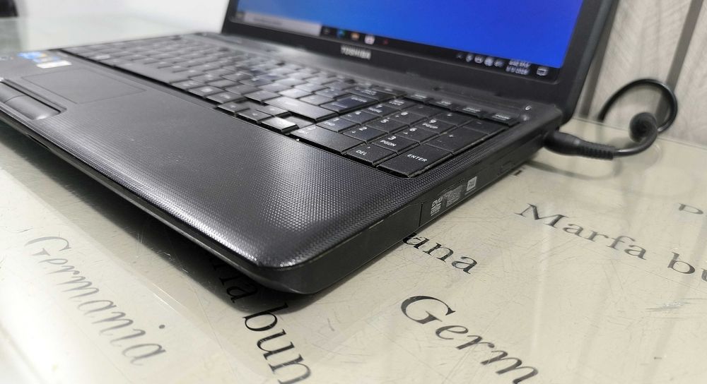 Laptop Core i3 - Toshiba Satellite C660 - functional, instalat