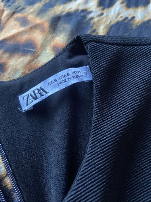 Vând un compleu compus din pantaloni scurți negrii și un top negru