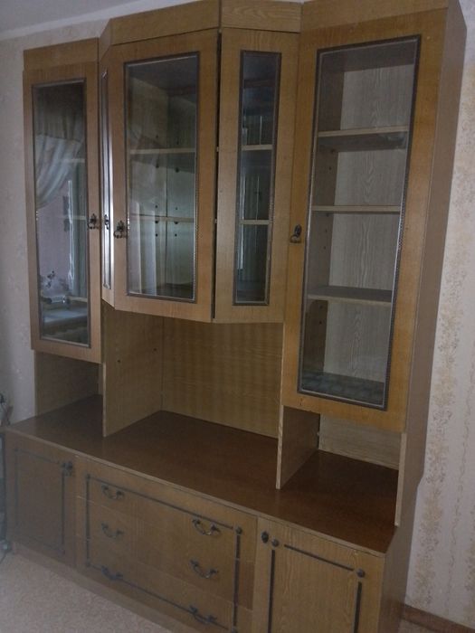 Стенка коричневого цвета