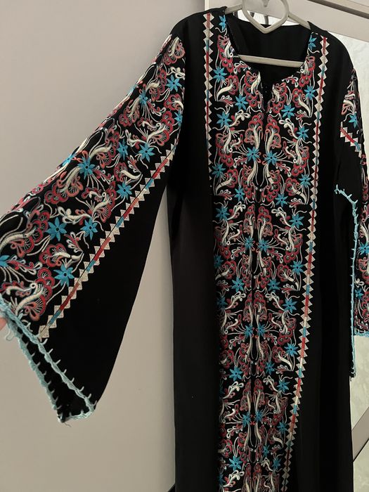 Жудаям чиройли абая, вышивкали