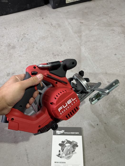 Milwaukee CCS55 ръчен циркуляр