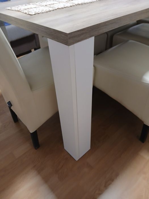 Masa +6 scaune din piele,masa are 1600lungime,89 lățime si 76 inaltime sânt ca noi