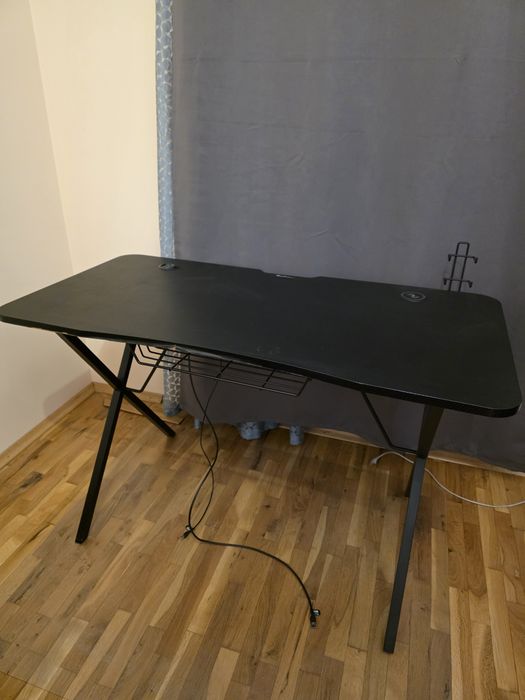 Геймърско бюро в отлично състояние