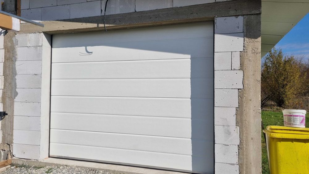 uși de garaj gri antracit cu acces pietonal