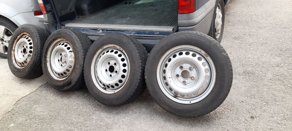Vind 4 bucăți gume cu genti 205 /65/16 C.  Și un set de 4 bucăți de 205/60/R16
