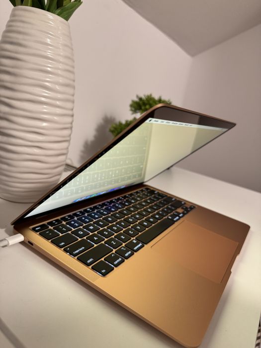 Vând Laptop Apple MacBook Air 13 (2020) ecran Retina, procesor Intel® Core™ i3 1.1GHz, 8GB, 256GB SSD, Intel Iris Plus Graphics, Gold, INT KB