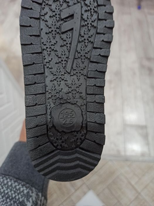 Продам уги (натуралка) новые 30 размер