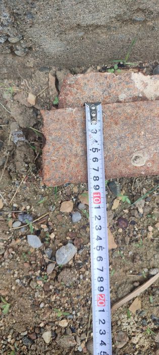 Bolorni oʻrniga qoʻyishga qalin temirlar sotiladi.