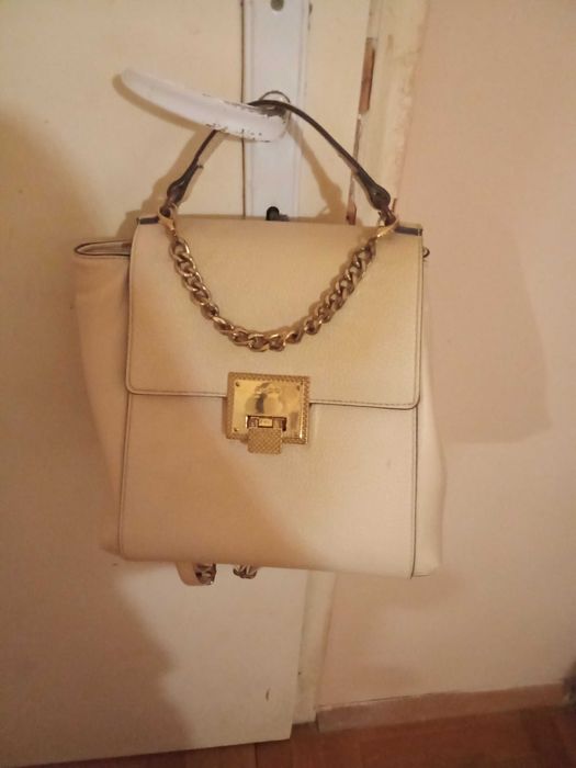 Продавам бяла дамска чанта тип раница