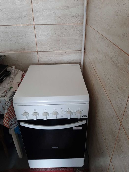 Aragaz ZanussiGaz, 4 arzatoare, Grill, Aprindere electrica,