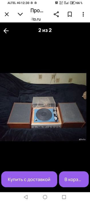 2 виниловых проигрывателя .