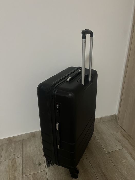 Ofer spre vanzare un troler nou rebok plus altele