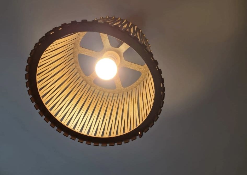 Lustre din lemn maro