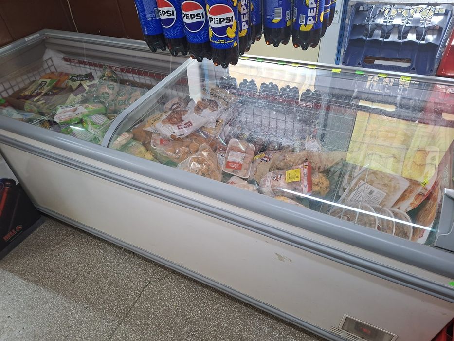 Vand vitrina congelate