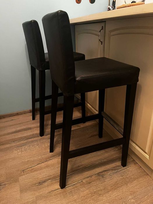 Два високи бар стола IKEA HENRIKSDAL - еко кожа, много запазени