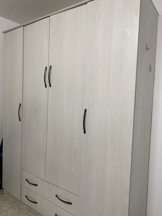 Продаётся шкаф и стол торг есть