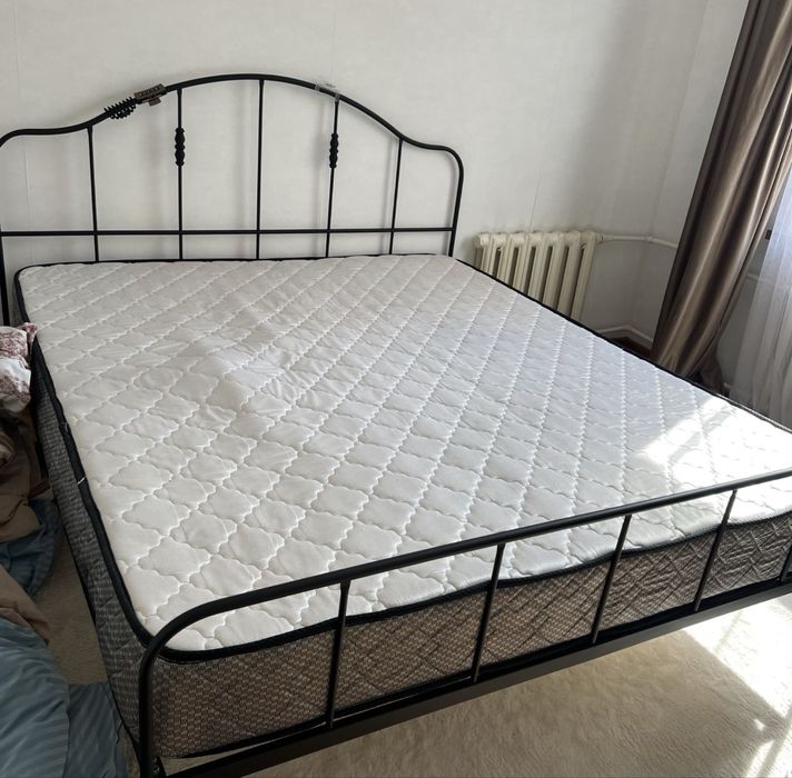 Кровать двуспальная с матрасом