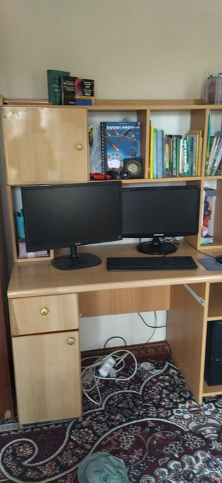 Kompyuter va stol li sotiladi