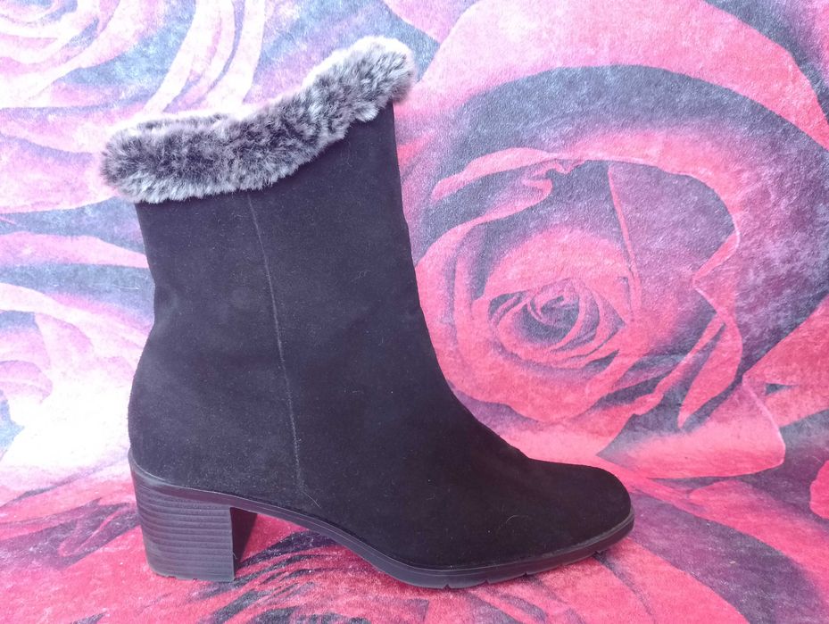 Черни Велурени боти със сиво пухче на нисък ток 42 номер