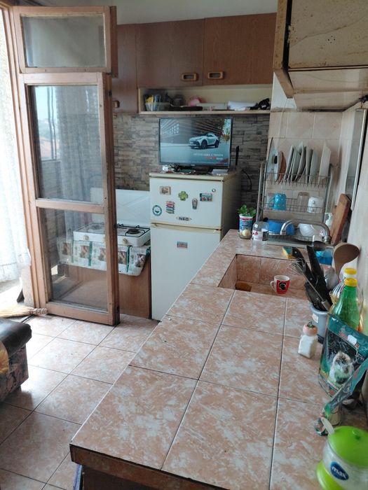 Продава се апартамент който подлежи на ремонт по ваш вкус