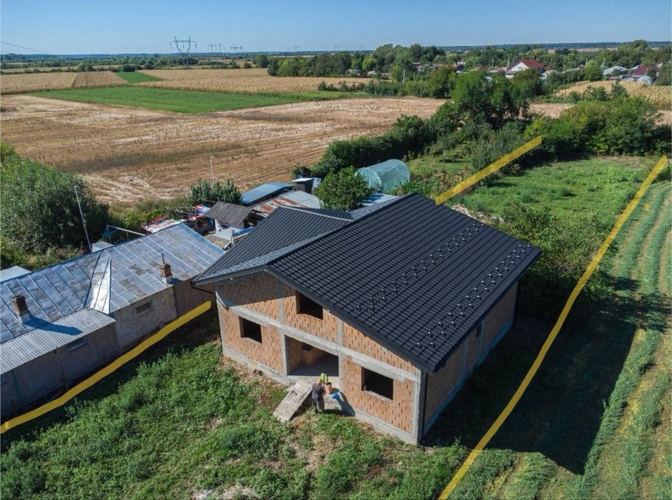 Casa la rosu ,3 camere + open space cu mansarda , constructie 2024 , 140mp ,teren 1500 mp , Sat Malaiesti ,PH la 15 min de oras, zona linistita