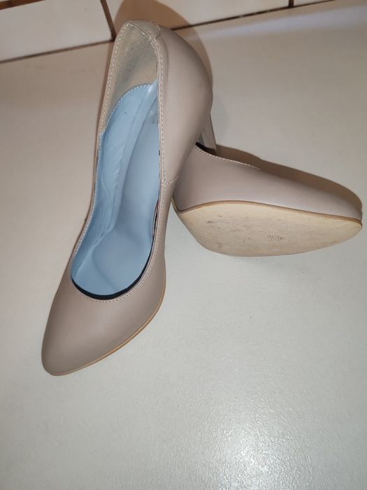 Pantofi cu toc nude