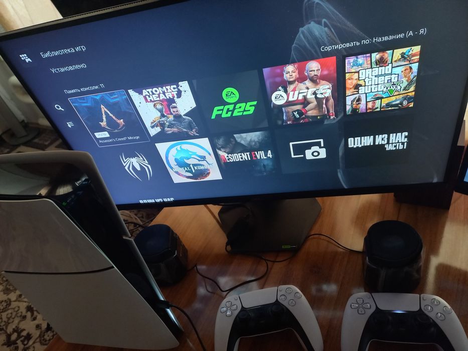 PS5 slim holati ideal tiniq 1TB hotirasi o'yinlar yozigan 2 djoystik.