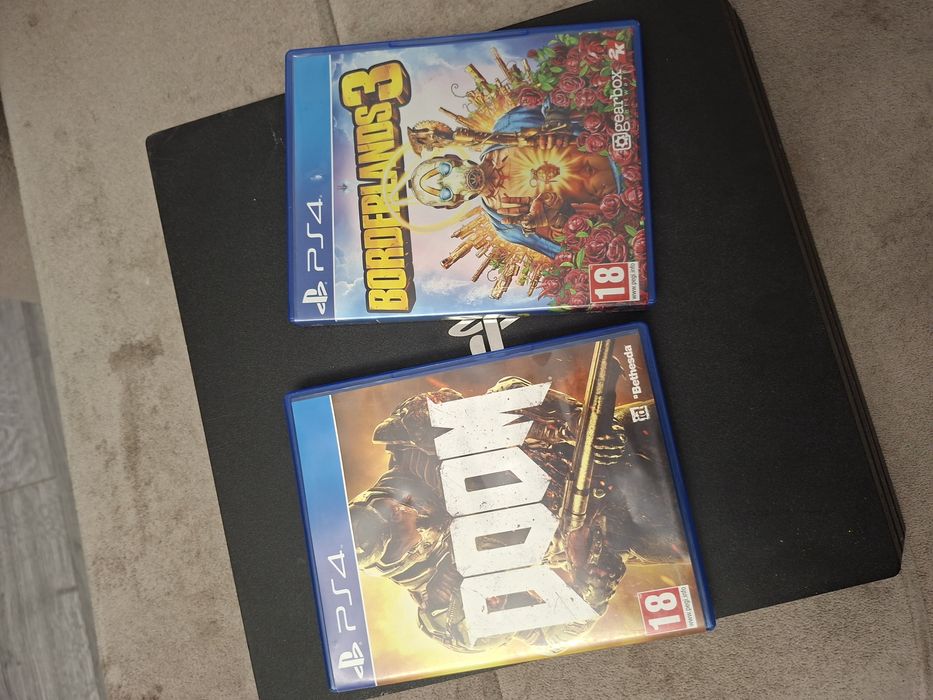 Vand ps4 pro cu 2 jocuri si o maneta