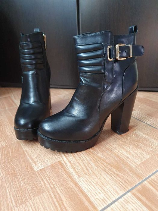 Botine negre elegante, cu toc si platforma
