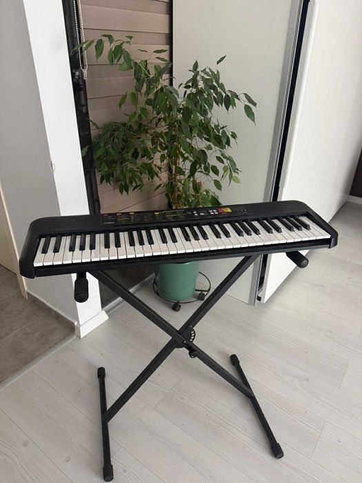 Yamaha PSR F52 & stand Gewa FX