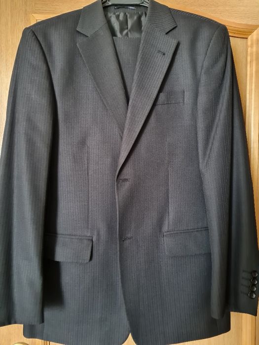 Продам мужские костюмы