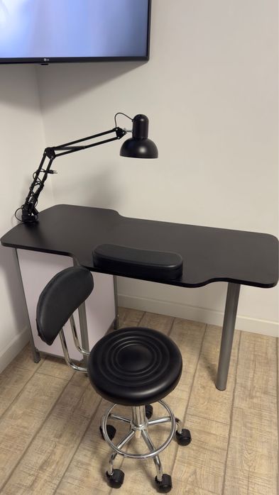 Vand masa de manichiura cu lampa inclusa in masa ,scaun de manuchiura!