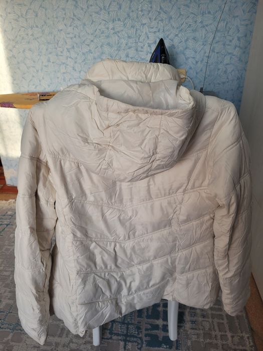 Куртка, белого цвета, осенняя.