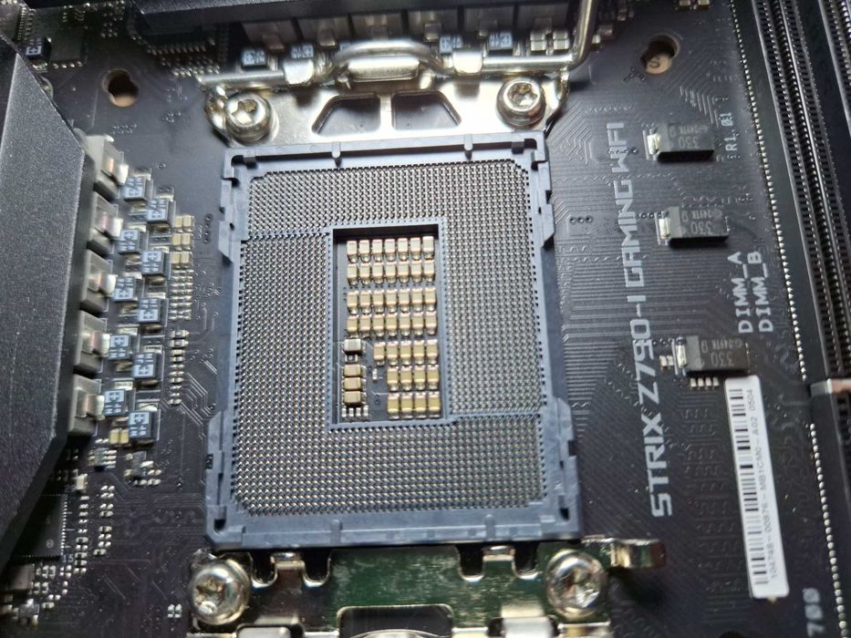 Placa de baza ASUS ROG STRIX Z790-I GAMING WIFI cu toate accesoriile