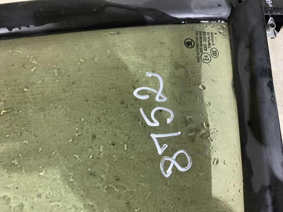 Geam mic coltar usa dreapta spate - cu cheder, Skoda Octavia 3 Berlina, 2013, 2014, 2015, 2016, 2017, 2018, 2019, 2020, cod origine OE 5E5845214.
