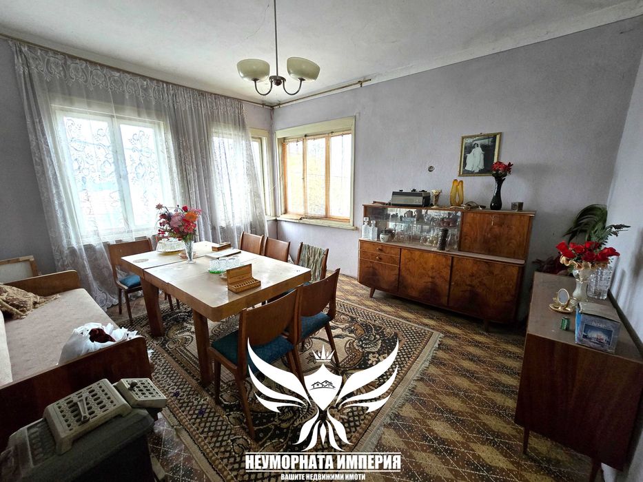 Продавам двуетажна къща с постройки 280РЗП с 900кв двор село Червен