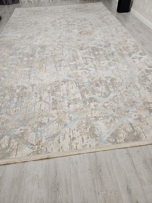 Предлагается к продаже ковёр.