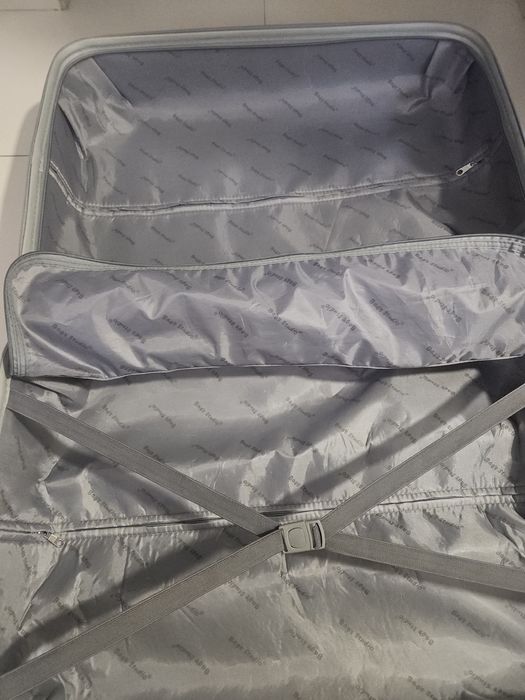 Geamantan negru de dimensiune medie