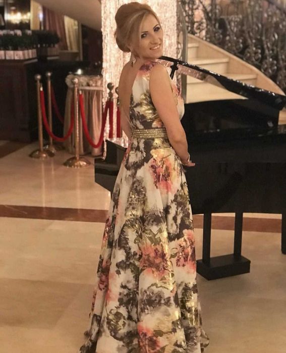 Vând rochie de seară spectaculoasă, ideală pentru evenimente speciale unde vrei să iasă în evidență prin eleganță și rafinament.