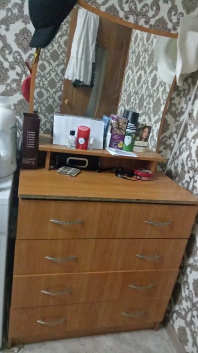 камод с зеркалом