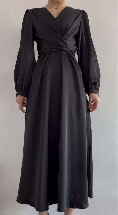 атласное платье.