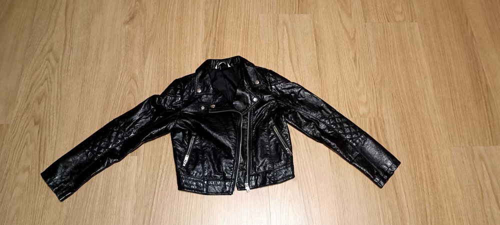 Vând geaca ,,piele" Rock, pt. fete