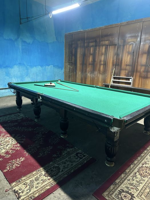 Бильярдный стол с кием